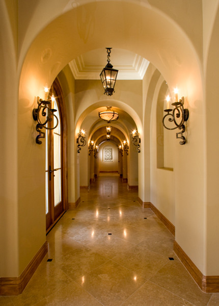 Ejemplo de recibidores y pasillos mediterráneos grandes con paredes beige y suelo de travertino