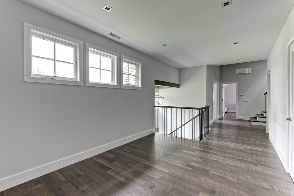 Источник вдохновения для домашнего уюта: коридор в стиле неоклассика (современная классика) с деревянным полом и коричневым полом