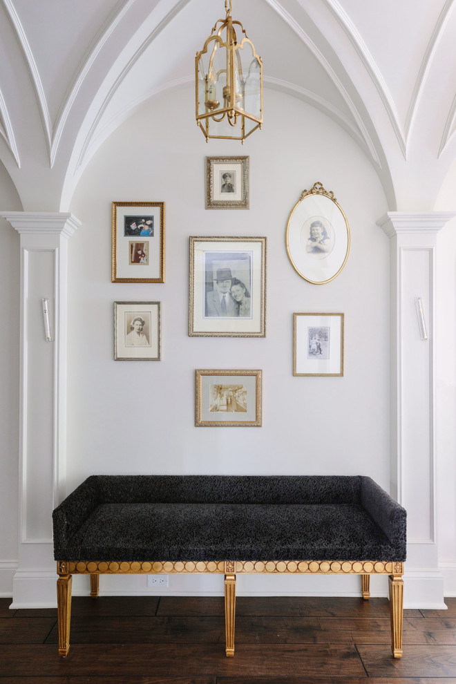 Idée de décoration pour un très grand couloir tradition avec un mur blanc, un sol marron et parquet foncé.