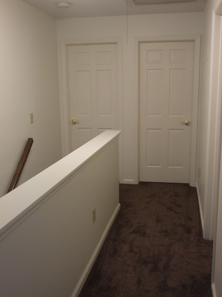 Пример оригинального дизайна: коридор среднего размера в стиле неоклассика (современная классика) с белыми стенами и ковровым покрытием