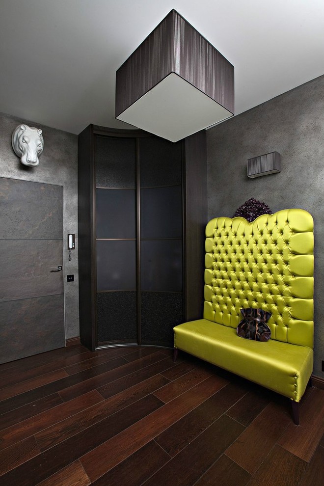 Modelo de recibidores y pasillos bohemios con paredes grises y suelo de madera oscura