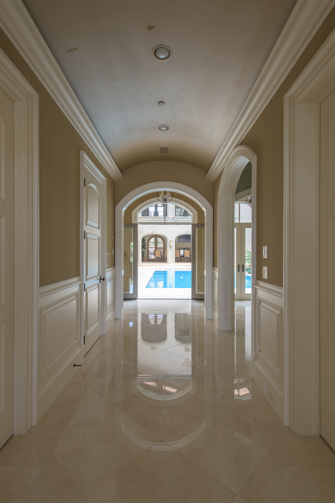 Immagine di un ingresso o corridoio chic con pavimento in marmo