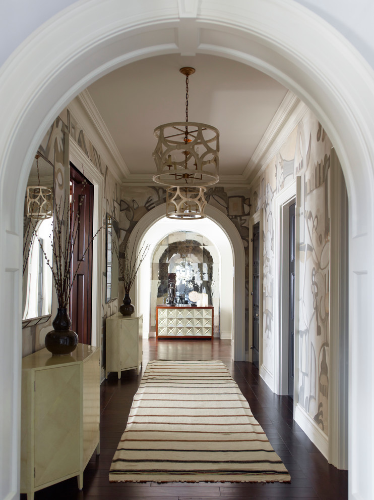Пример оригинального дизайна: огромный коридор в классическом стиле с разноцветными стенами и темным паркетным полом