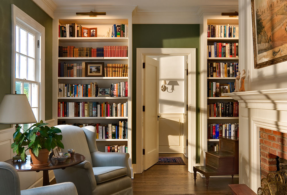 Источник вдохновения для домашнего уюта: коридор: освещение в классическом стиле с зелеными стенами