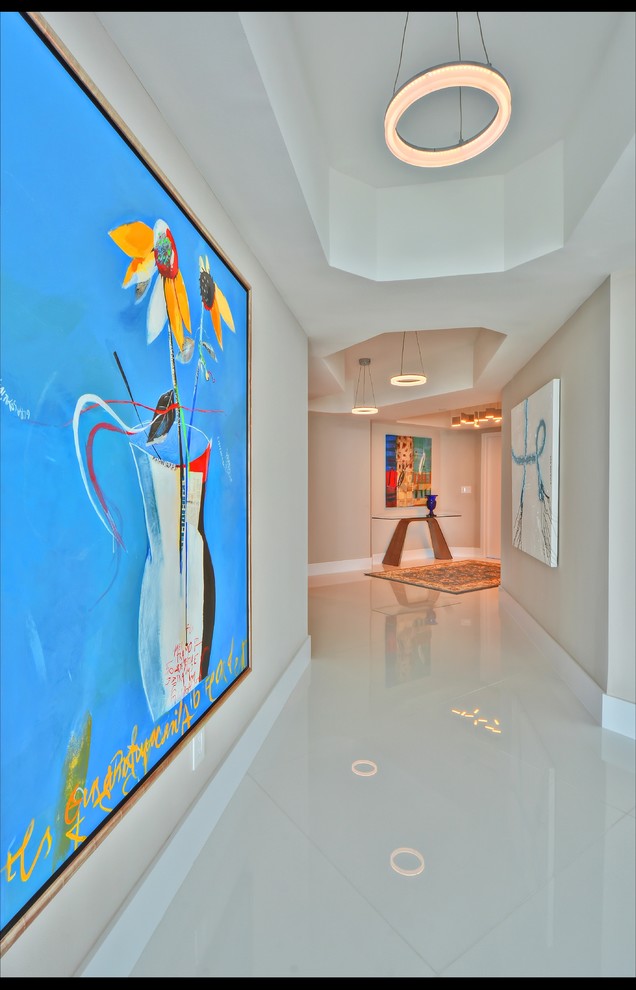 Großer Moderner Flur mit beiger Wandfarbe und Porzellan-Bodenfliesen in Miami