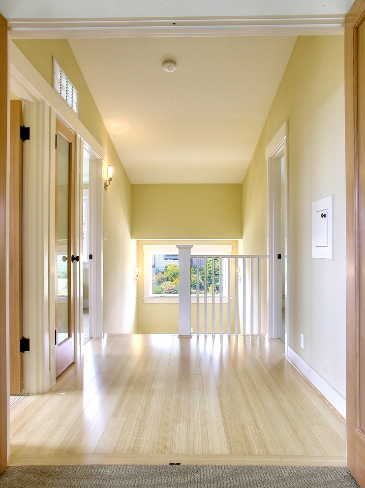 Идея дизайна: коридор в классическом стиле с бежевыми стенами, светлым паркетным полом и бежевым полом