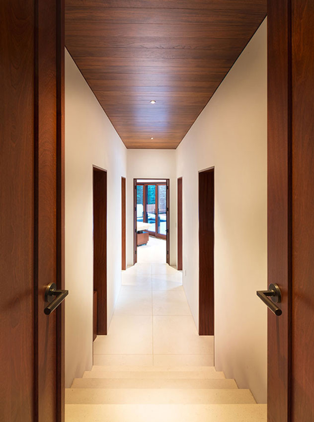 Immagine di un grande ingresso o corridoio design con pareti bianche