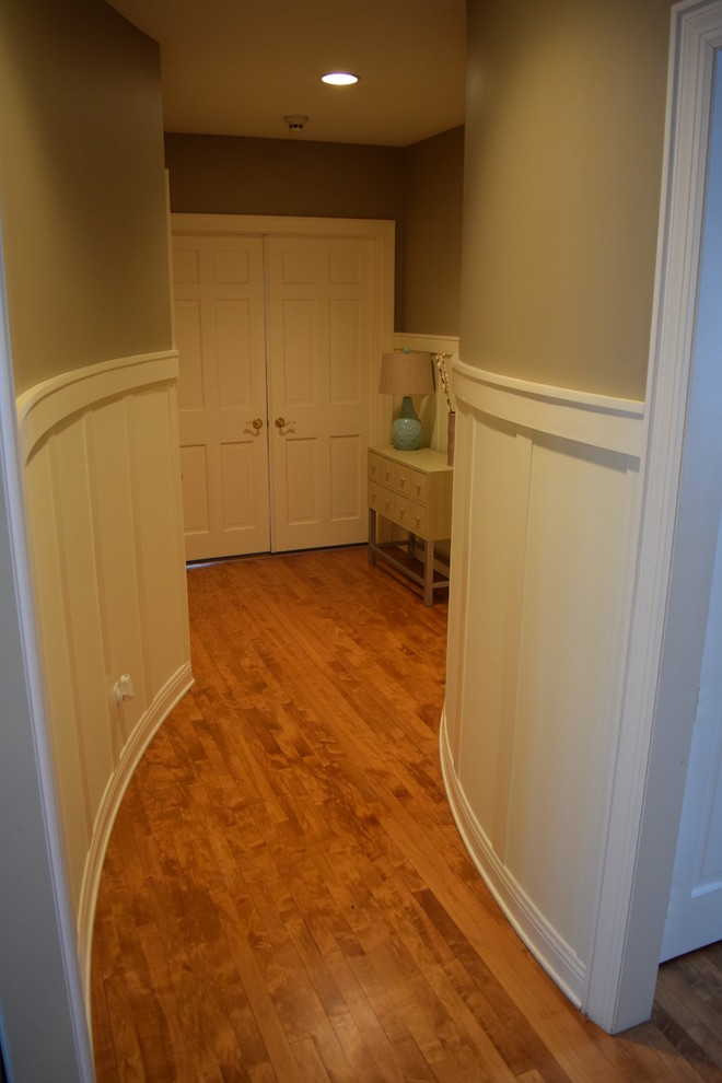 Foto di un ingresso o corridoio chic di medie dimensioni con pareti beige e parquet chiaro
