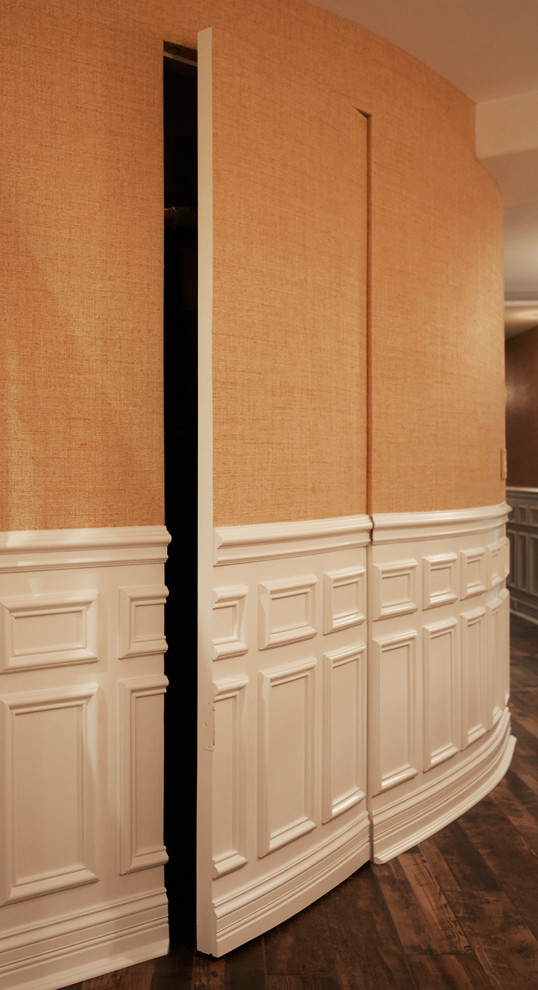 Свежая идея для дизайна: большой коридор в стиле неоклассика (современная классика) с оранжевыми стенами, полом из керамогранита и коричневым полом - отличное фото интерьера