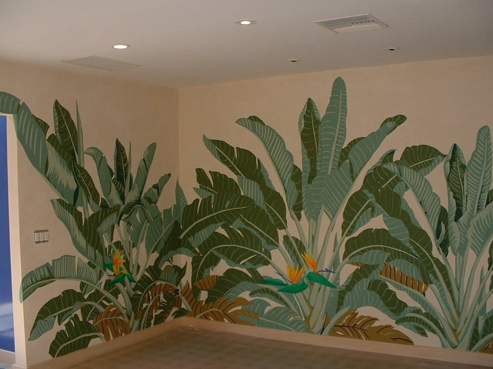 На фото: большой коридор в морском стиле с бежевыми стенами, полом из керамической плитки и коричневым полом