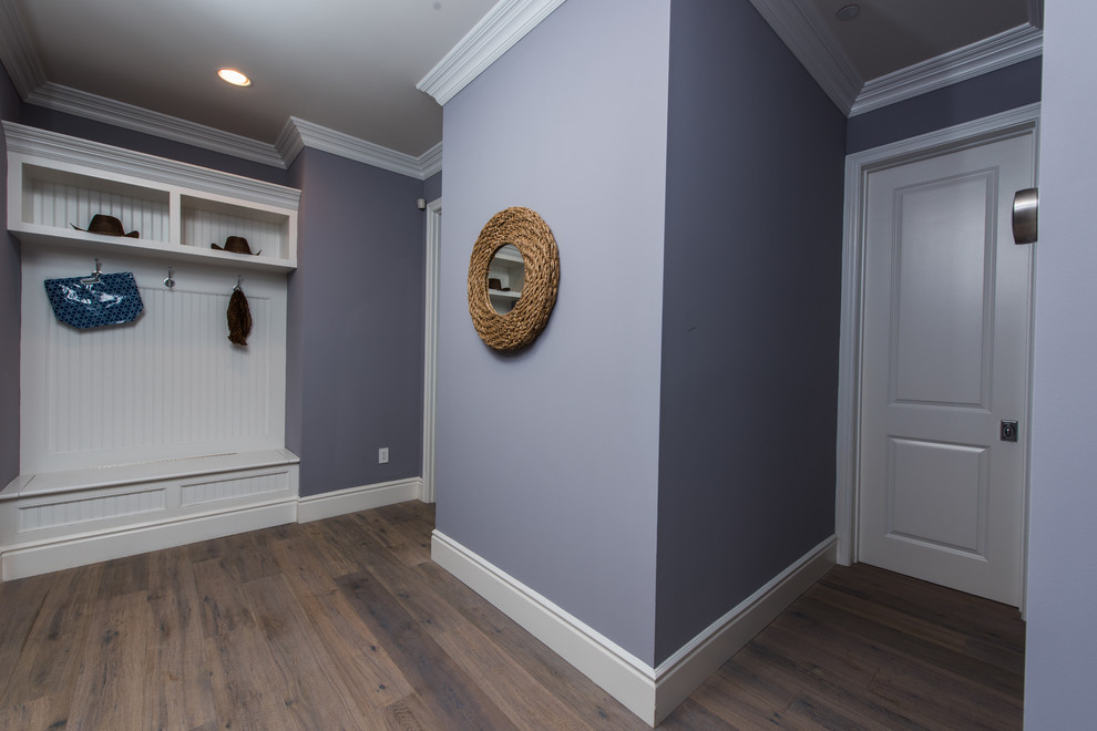 Ispirazione per un ingresso o corridoio design di medie dimensioni con pareti viola e parquet scuro