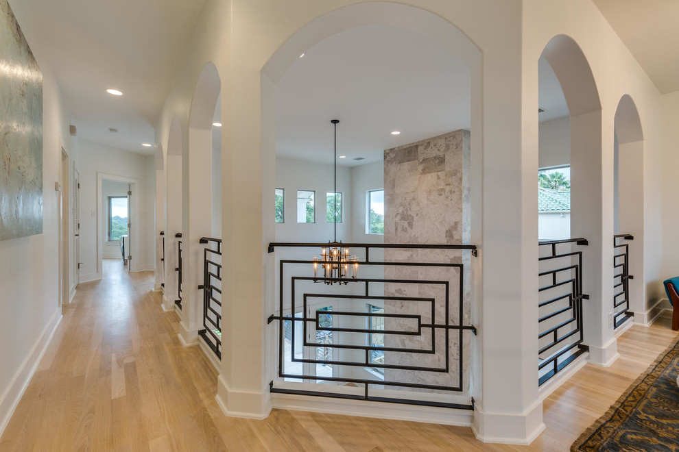 Idee per un ingresso o corridoio design di medie dimensioni con pareti bianche, parquet chiaro e pavimento marrone