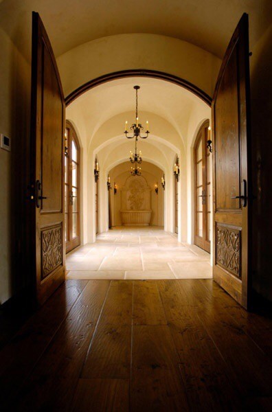 Exempel på en mellanstor medelhavsstil hall, med beige väggar, mörkt trägolv och brunt golv