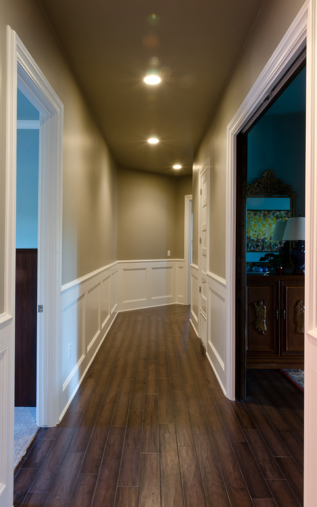 Idee per un grande ingresso o corridoio classico con pareti beige e pavimento in legno massello medio