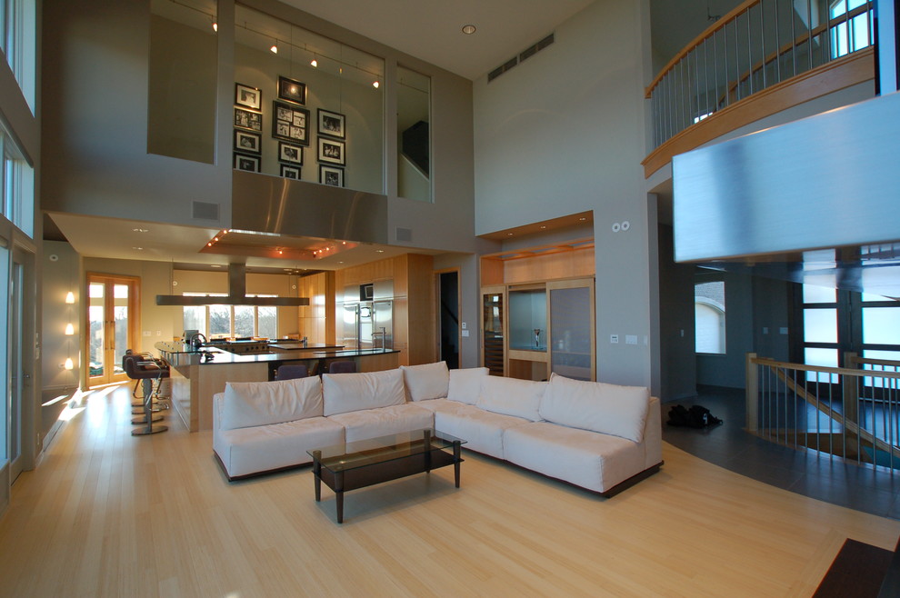Immagine di un ampio soggiorno contemporaneo con pareti grigie e pavimento in bambù
