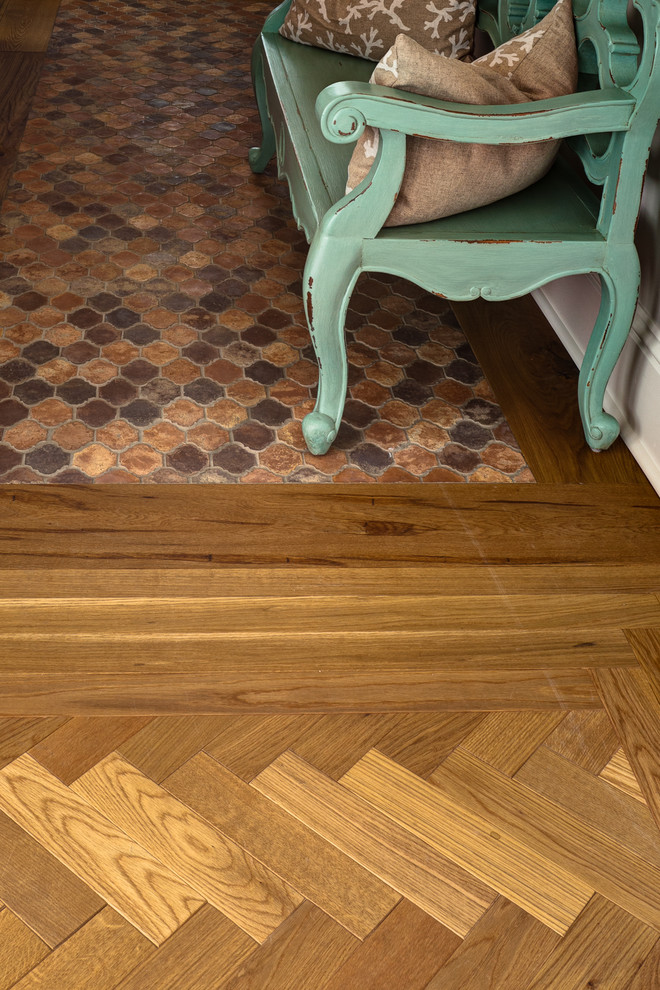 Modelo de recibidores y pasillos tradicionales con suelo de madera en tonos medios
