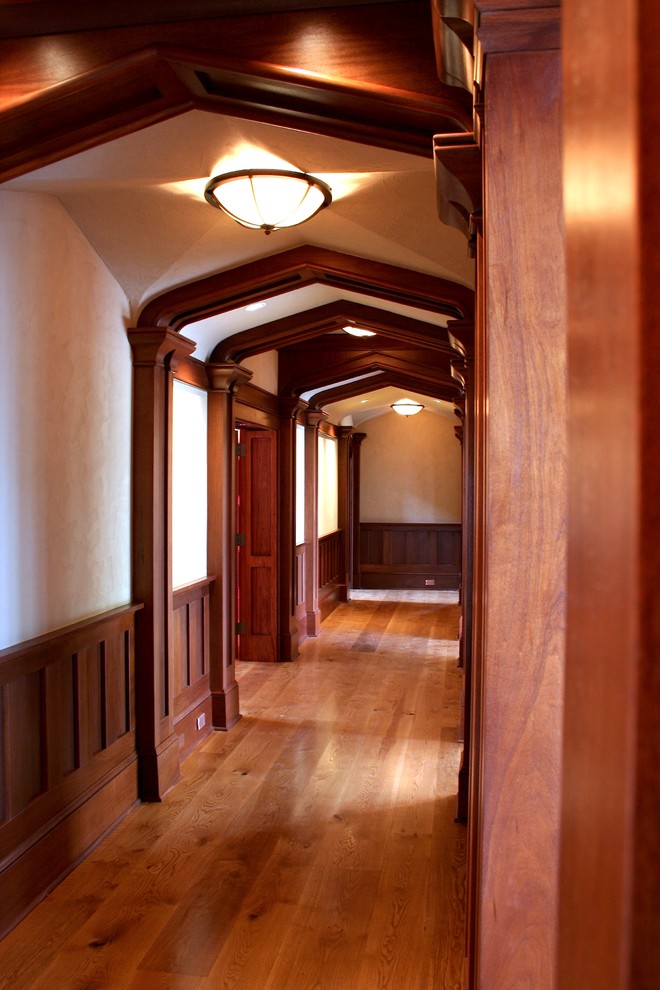 На фото: коридор среднего размера в стиле кантри с белыми стенами и паркетным полом среднего тона