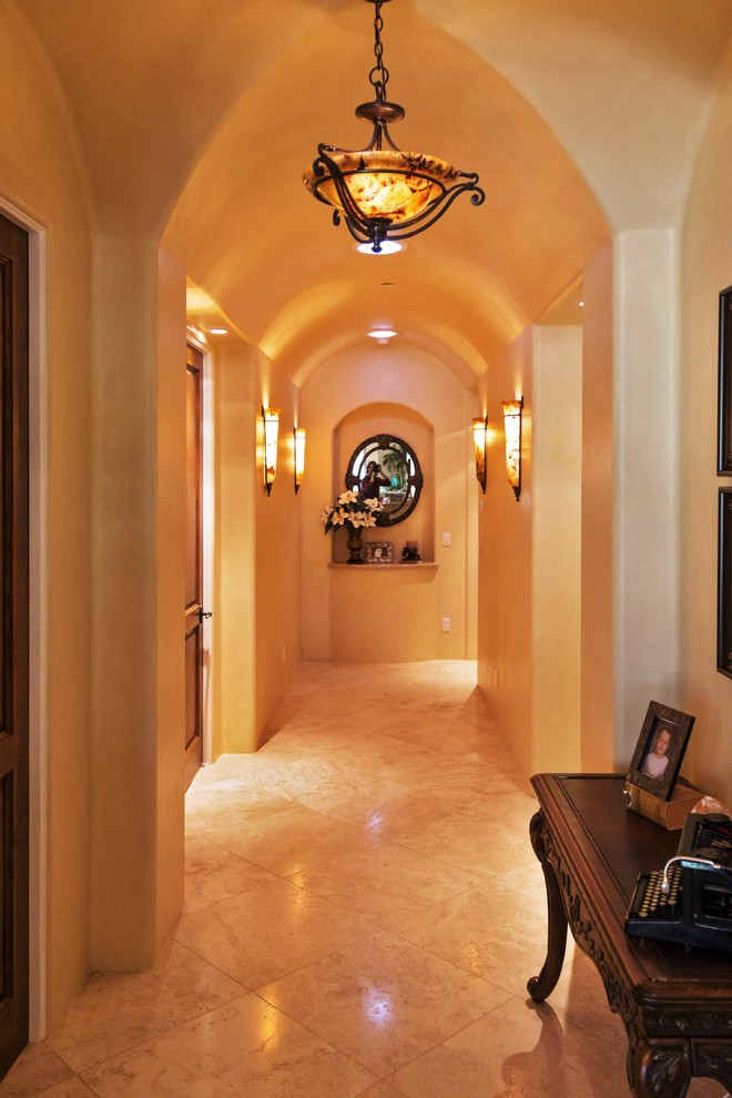 На фото: большой коридор в стиле модернизм с бежевыми стенами и полом из керамогранита