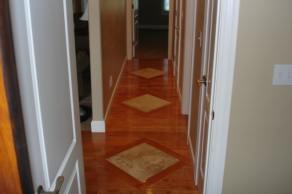 Aménagement d'un couloir classique de taille moyenne avec un mur beige, un sol en bois brun et un sol marron.