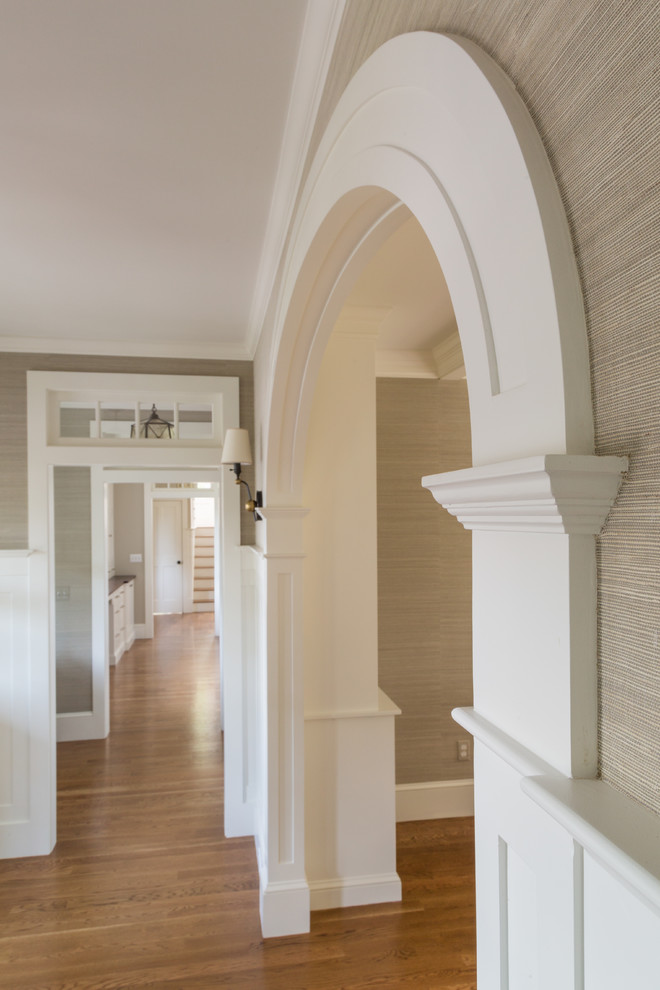 Стильный дизайн: коридор в классическом стиле с бежевыми стенами и паркетным полом среднего тона - последний тренд