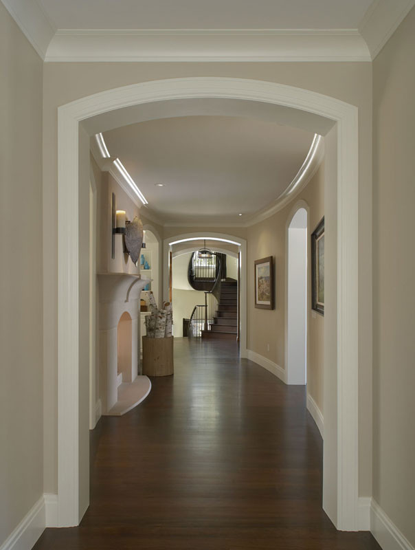 Immagine di un grande ingresso o corridoio tradizionale con pavimento marrone, pareti beige e parquet scuro