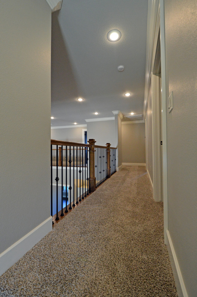 На фото: большой коридор в классическом стиле с серыми стенами и ковровым покрытием