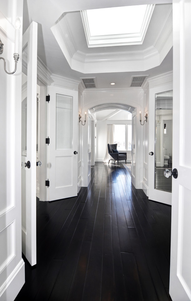 Idée de décoration pour un grand couloir tradition avec un mur blanc, parquet foncé et un sol noir.
