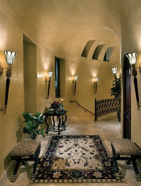 Cette photo montre un couloir méditerranéen de taille moyenne avec un mur beige et un sol en travertin.