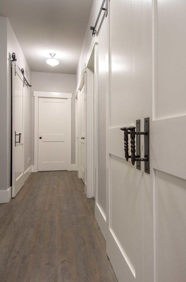 На фото: огромный коридор в стиле кантри с серыми стенами и полом из винила с