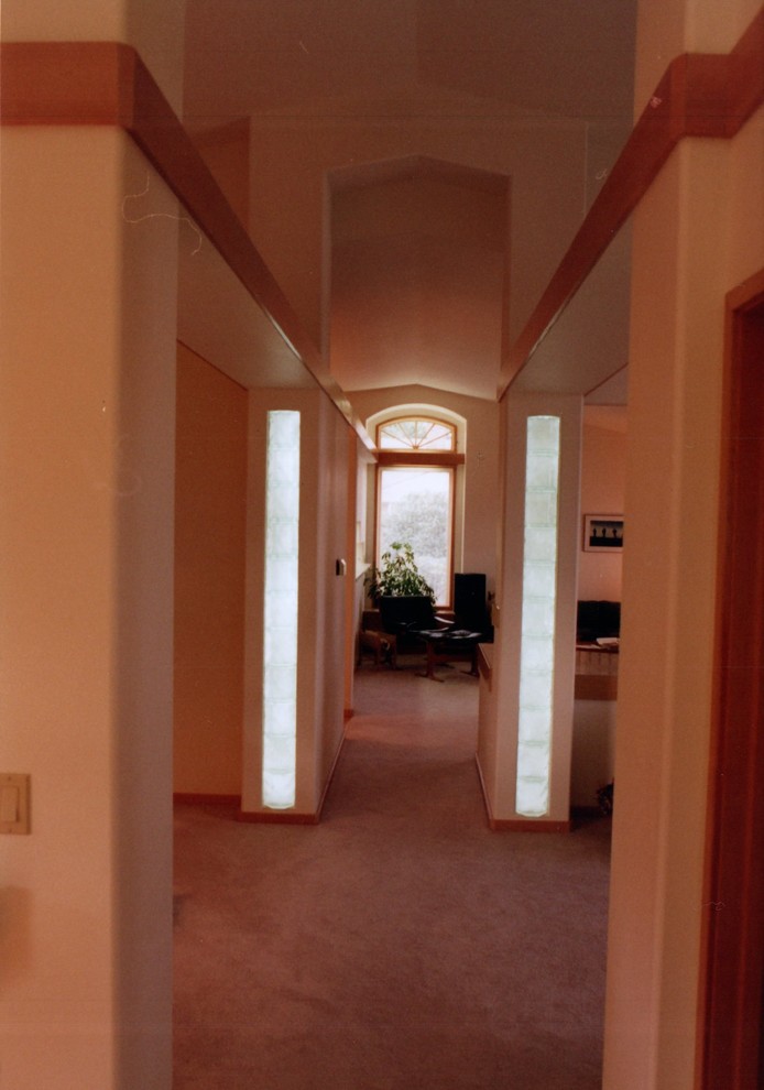 Imagen de recibidores y pasillos clásicos renovados de tamaño medio