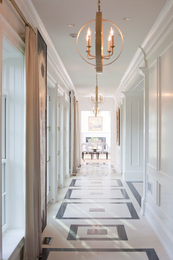 Идея дизайна: большой коридор в стиле модернизм с белыми стенами и полом из известняка