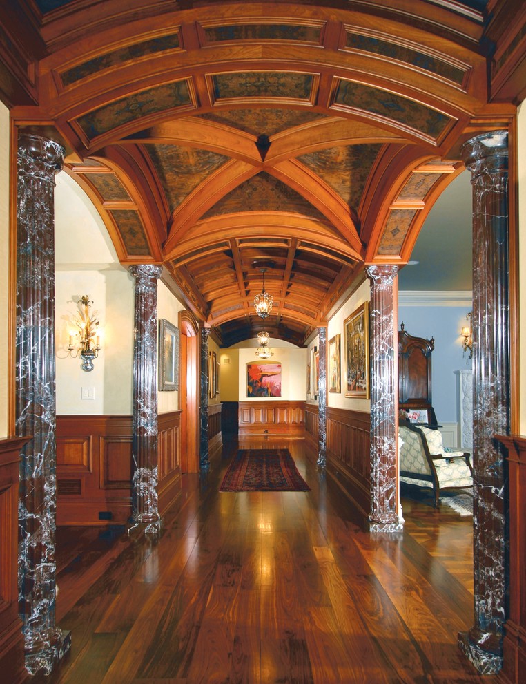 Modelo de recibidores y pasillos de estilo americano extra grandes con paredes beige y suelo de madera oscura