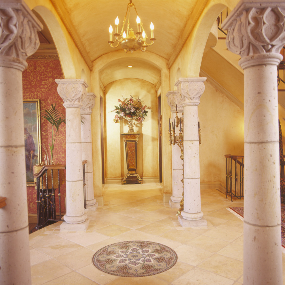 Inspiration för mycket stora klassiska hallar, med beige väggar och travertin golv
