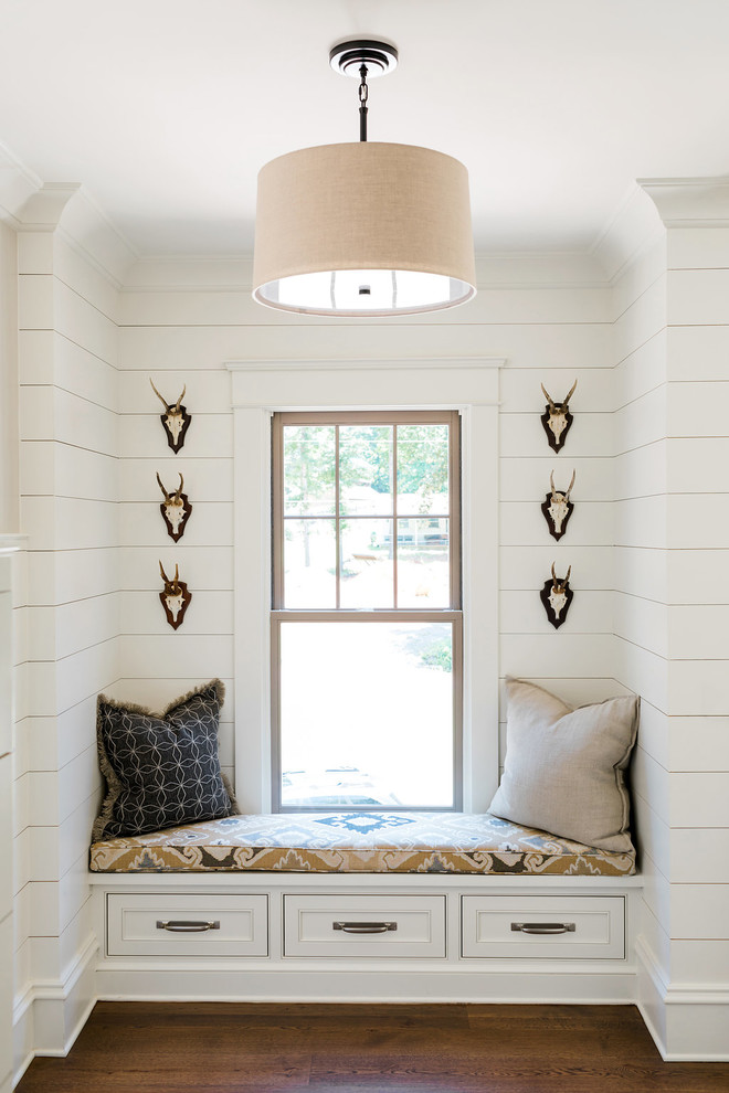 Источник вдохновения для домашнего уюта: коридор среднего размера в морском стиле с белыми стенами, темным паркетным полом и коричневым полом