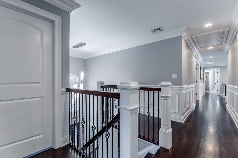 Источник вдохновения для домашнего уюта: коридор в стиле неоклассика (современная классика) с серыми стенами и темным паркетным полом