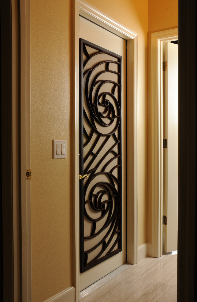 Cette image montre un petit couloir design avec un sol en carrelage de porcelaine, un sol beige et un mur jaune.