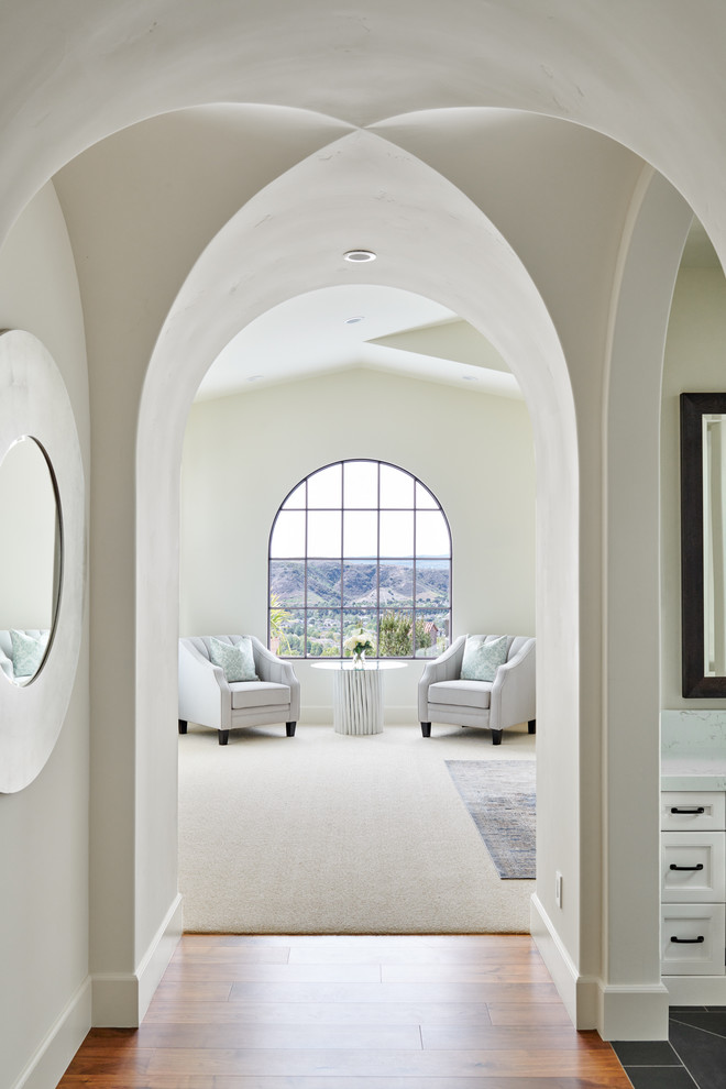 Стильный дизайн: коридор в средиземноморском стиле с белыми стенами, паркетным полом среднего тона и коричневым полом - последний тренд