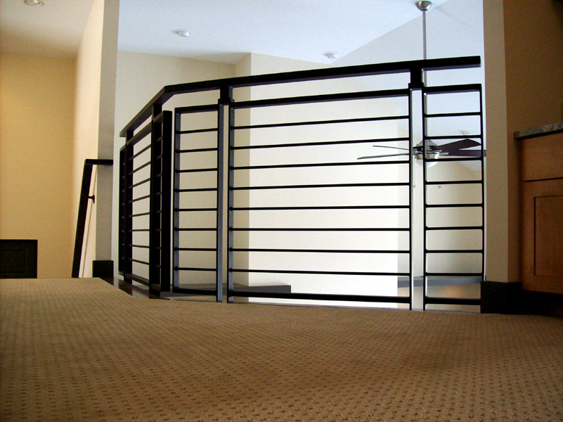 Réalisation d'un couloir design avec un mur beige et moquette.