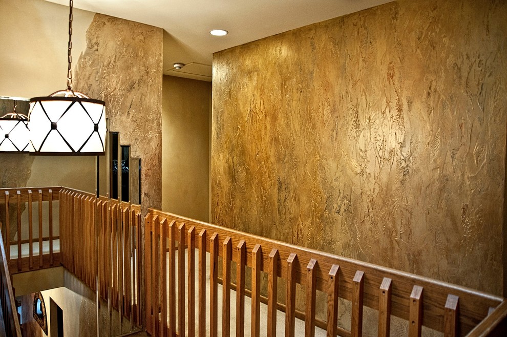 Стильный дизайн: коридор среднего размера с разноцветными стенами и ковровым покрытием - последний тренд