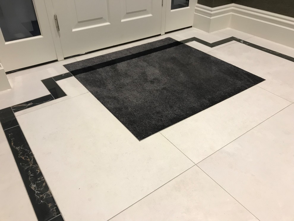 Источник вдохновения для домашнего уюта: большой коридор в викторианском стиле с серым полом