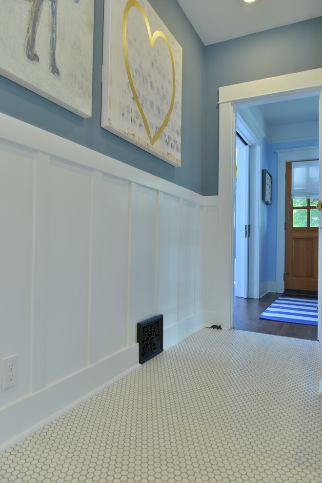 Idéer för en liten amerikansk hall, med blå väggar och klinkergolv i keramik