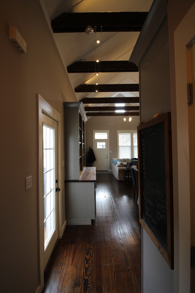 Источник вдохновения для домашнего уюта: маленький коридор в стиле неоклассика (современная классика) с серыми стенами и темным паркетным полом для на участке и в саду