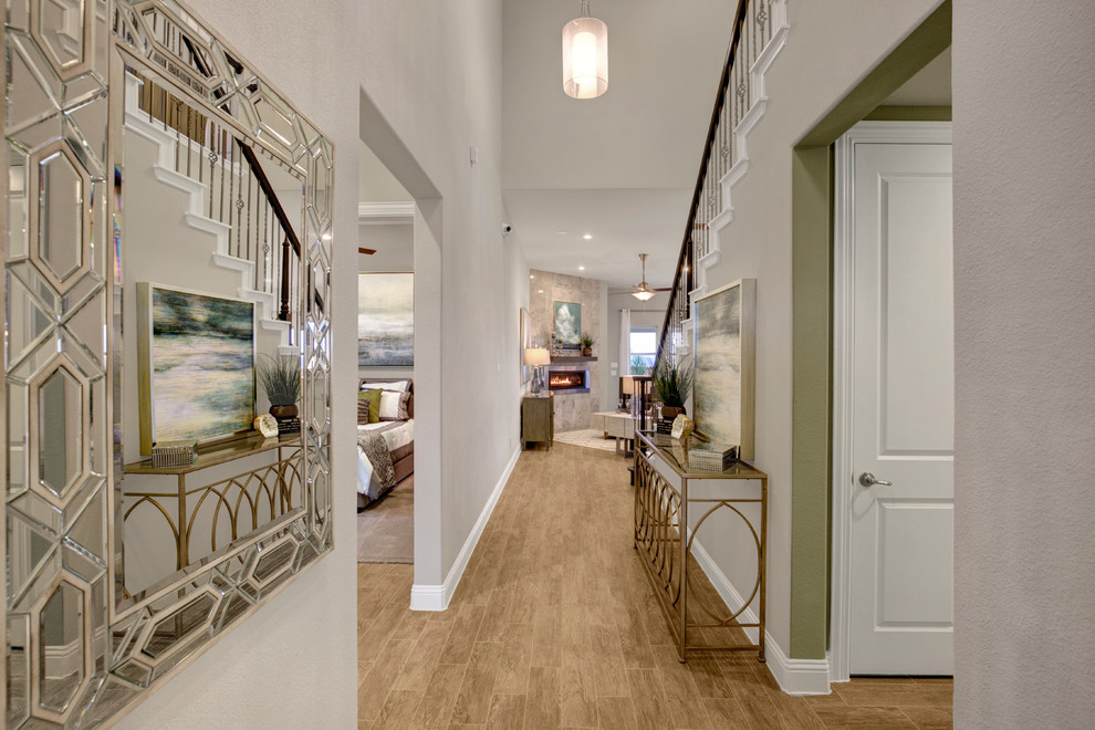 Idées déco pour un grand couloir classique avec un mur gris, parquet clair et un sol beige.