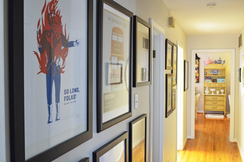 Example of an eclectic hallway design in Dallas