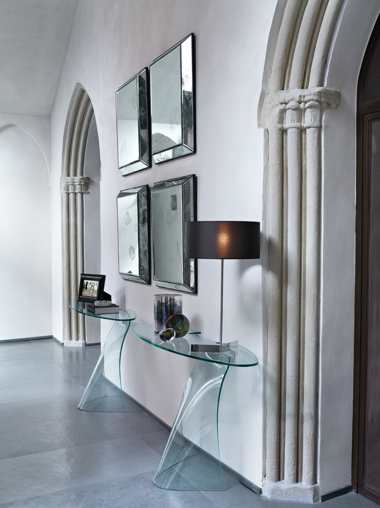 Immagine di un ingresso o corridoio tradizionale di medie dimensioni con pareti bianche, pavimento in gres porcellanato e pavimento grigio