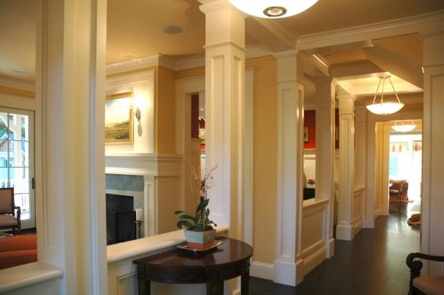 Foto di un ingresso o corridoio chic di medie dimensioni con pareti beige e parquet scuro
