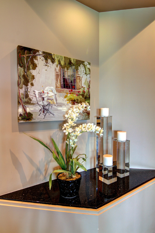 Idée de décoration pour un petit couloir tradition avec un mur beige et parquet foncé.