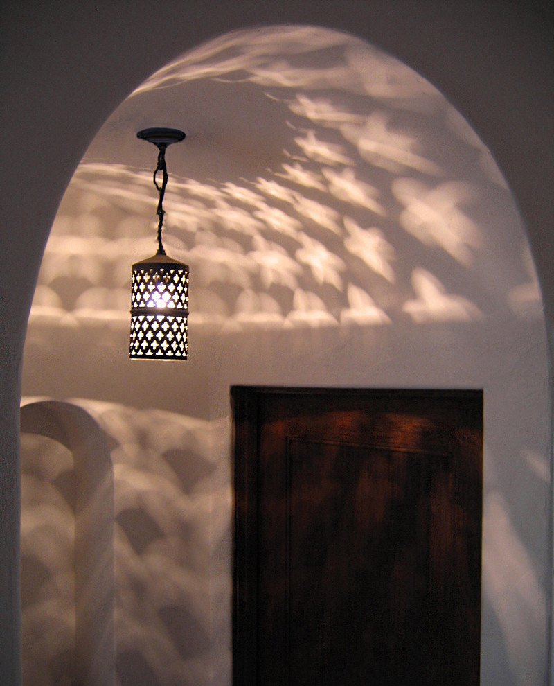 Imagen de recibidores y pasillos mediterráneos de tamaño medio con paredes blancas, suelo de baldosas de terracota y suelo rojo