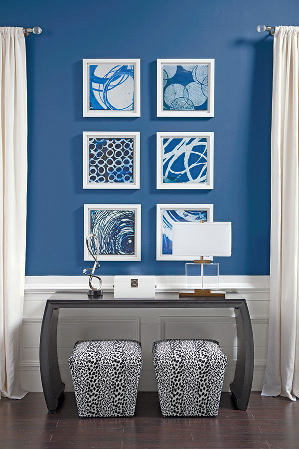 На фото: коридор среднего размера в современном стиле с синими стенами, темным паркетным полом и коричневым полом с