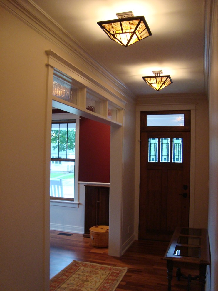 Ejemplo de recibidores y pasillos contemporáneos de tamaño medio con paredes blancas y suelo de madera en tonos medios